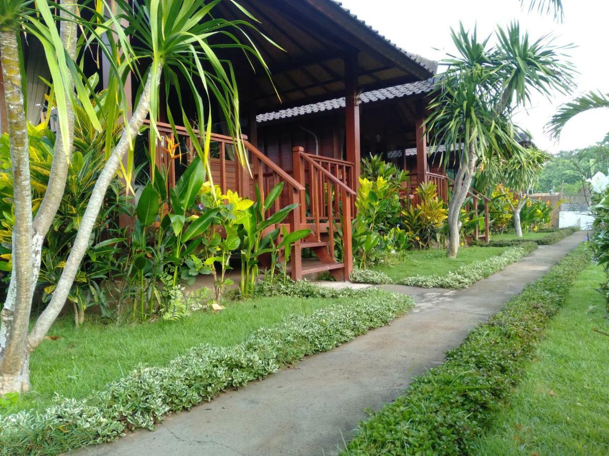 Hotel Gatri Hut à Lembongan Extérieur photo